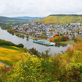 Schiff auf der Mosel bei Bernkastel-Kues im Herbst von SusaZoom