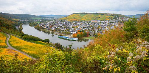 Een schip op de Moezel bij Bernkastel-Kues in de herfst