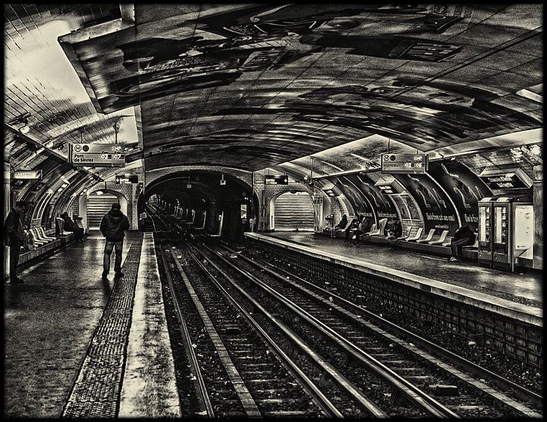 Metro Parijs Zwart Wit by Koen Lambooij