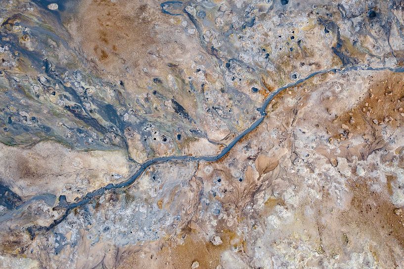 Luchtfoto / Dronefoto van een geothermisch veld in IJsland van Martijn Smeets