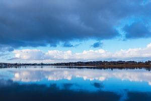 Blick über die Warnow auf die Hansestadt Rostock im Winter