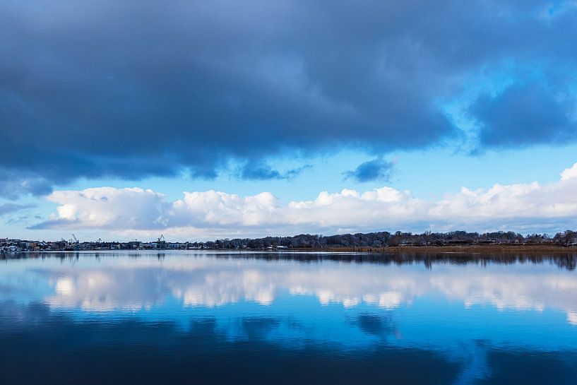 Vue sur le Warnow jusqu'à la ville hanséatique de Rostock en hiver par Rico Ködder