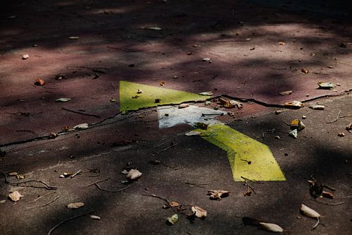 Real Life Nature morte flèche colorée dans la rue