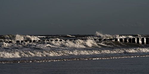 Panorama van de zee: De golven slaan om bij de golfbrekers