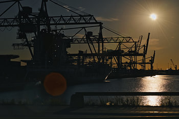 Zonsverduisting Rotterdamse haven.
