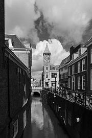 Die Drift in Utrecht in Schwarz-Weiß mit dem Piëtas-Gebäude an der Ecke zur Nobelstraat (im Hintergrund)