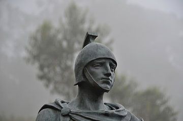 Statue eines römischen Soldaten an einem Wallfahrtsort in Kolumbien von Karel Frielink