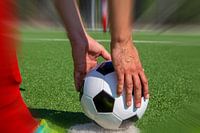 Voetballer legt de bal klaar voor een strafschop (Sym