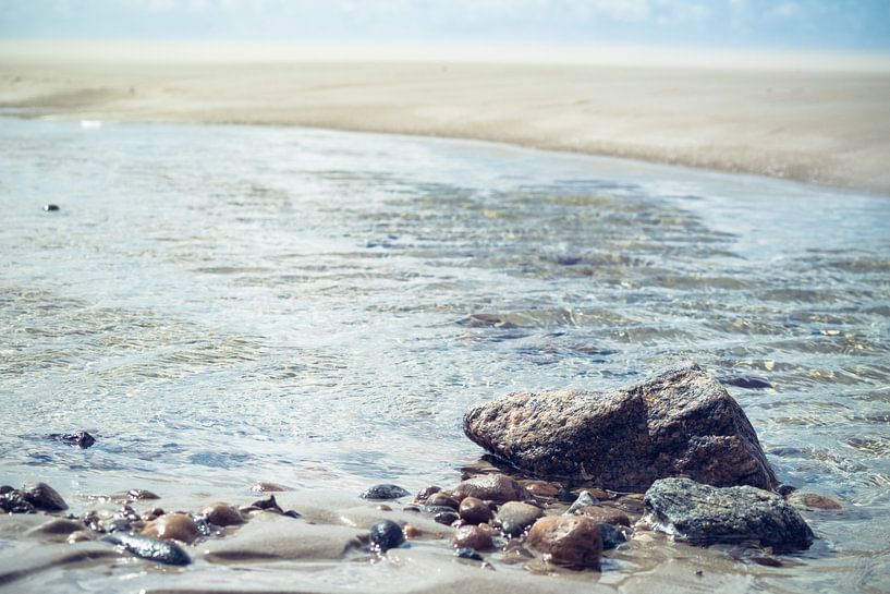 Pastelkleurige foto van keien gefotografeerd op het strand van Texel van Natascha Teubl