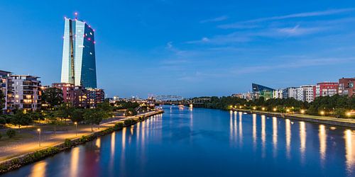 Europese Centrale Bank in Frankfurt am Main in de avonduren