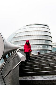 Londen City Hall with red detail van Richard de Bruin