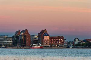 Blick über die Warnow auf die Hansestadt Rostock am Abend