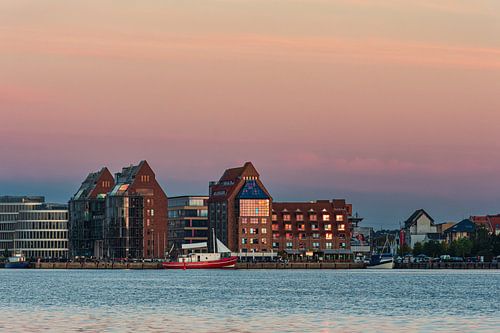 Uitzicht over de Warnow naar de Hanzestad Rostock in de avond
