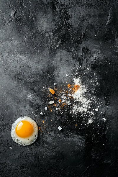 Still life food photography of an egg on a concrete surface by Digitale Schilderijen