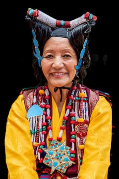 Tibetaanse vrouw in kleurige klederdracht | Tibet, portret, reisfotografie van Monique Tekstra-van Lochem