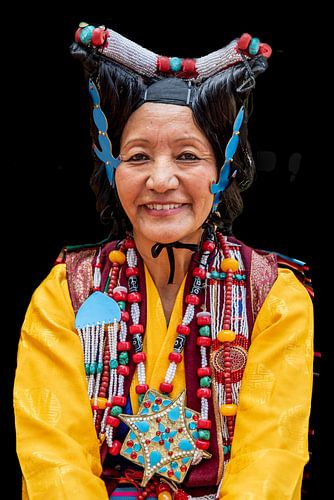 Tibetaanse vrouw in kleurige klederdracht | Tibet, portret, reisfotografie