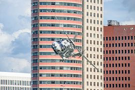 NH-90 helikopter in actie tijdens Wereldhavendagen 2017. van Jaap van den Berg