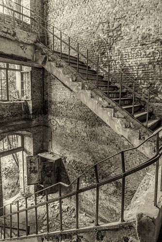 Escalier dans un bâtiment d'usine abandonné