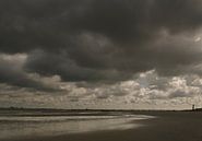 Strand bij Nieuwvliet, regenwolken van Edwin van Amstel thumbnail