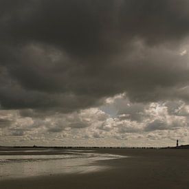 Strand bij Nieuwvliet, regenwolken van Edwin van Amstel