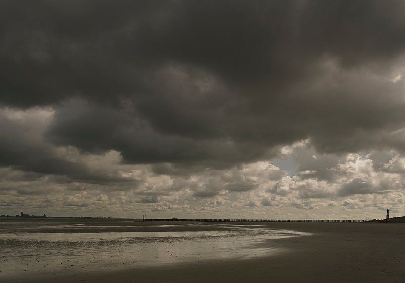 Strand bei Nieuwvliet, Regenwolken von Edwin van Amstel