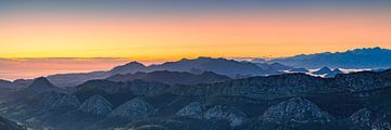 Panorama en zonsopkomst Mirador del Fitu, Asturië, Spanje van Henk Meijer Photography