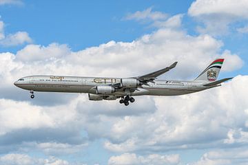 Etihad Airbus A340-600 vlak voor de landing. van Jaap van den Berg