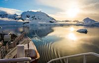 Vol à voile silencieux avec un soleil couchant à travers Paradise Bay en Antarctique par Thijs van den Burg Aperçu