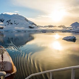 Vol à voile silencieux avec un soleil couchant à travers Paradise Bay en Antarctique sur Thijs van den Burg