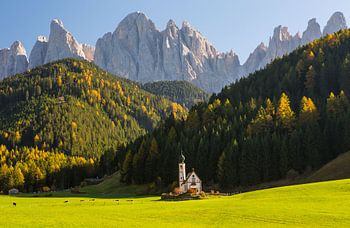 Un point de repère du Tyrol du Sud : la Johanneskirche devant le paysage montagneux grandiose du par