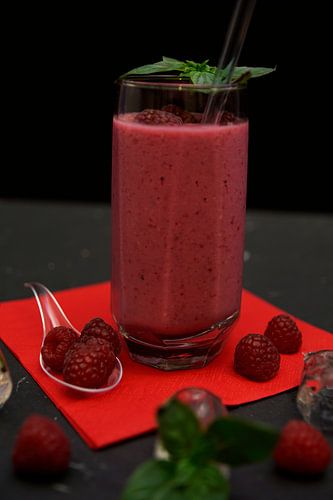 ananas frambozen yoghurt smoothie in een glas