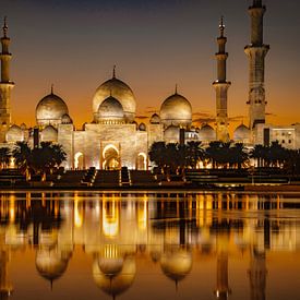Sheikh Zayed Moskee in Abu Dhabi tijdens zonsondergang. van Ron van der Stappen
