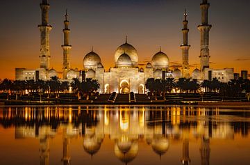 Sheikh Zayed Moskee in Abu Dhabi tijdens zonsondergang.