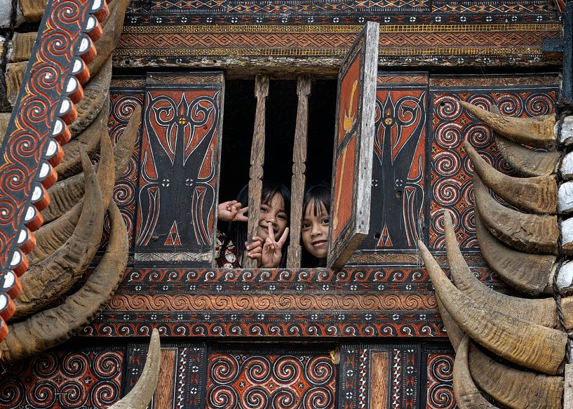 Kinder schauen aus dem Fenster eines traditionellen Hauses von Anges van der Logt