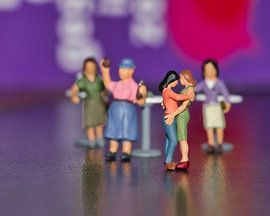 Roze op de dansvloer met miniaturen van Jolanda de Jong-Jansen