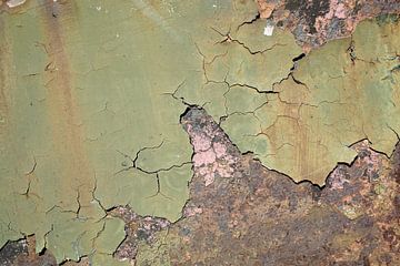afbladderende groene verf op roestig metaal van Heiko Kueverling