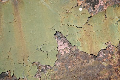 afbladderende groene verf op roestig metaal