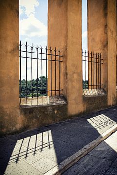 Hekwerk met zijn schaduw in Pitigliano, Toscane, Italië. (kleur) van André Blom Fotografie Utrecht
