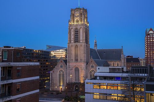 Laurenskerk in Rotterdam tijdens het blauwe uurtje in de avond.
