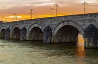 Fraai gekleurde zonsopkomst bij de Sint Servaasbrug in Maastricht van Kim Willems thumbnail