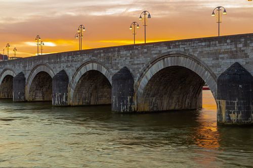 Schöne farbige Sonnenaufgänge an der Sint-Servaas-Brücke in Maastricht