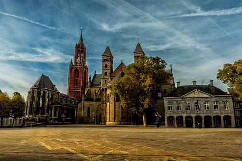 Vrijthof met blauwe wolken in Maastricht