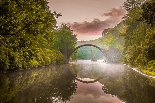 De Rakotzbrug bij zonsopgang