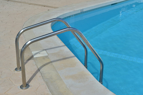 Portugiesisches Kinogefühl mit klassischer Pool-Leiter - Algarve
