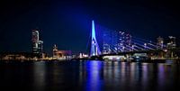 Rotterdam Erasmus Brücke blau beleuchtet 12. Mai