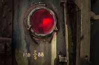Details van een rode lamp van een  oude verlaten trein op een doodlopend spoor. van Paul Wendels thumbnail