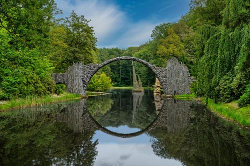 Uitzicht op de Rakotzbrücke in het Kromlauer Park