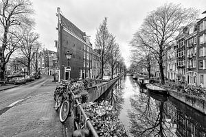 De Bloemgracht kruist de Prinsengracht in Amsterdam. van Don Fonzarelli