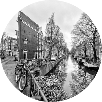 De Bloemgracht kruist de Prinsengracht in Amsterdam. van Don Fonzarelli