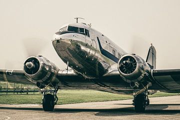 Vintage Douglas DC-3 Propellerflugzeug bereit zum Abheben